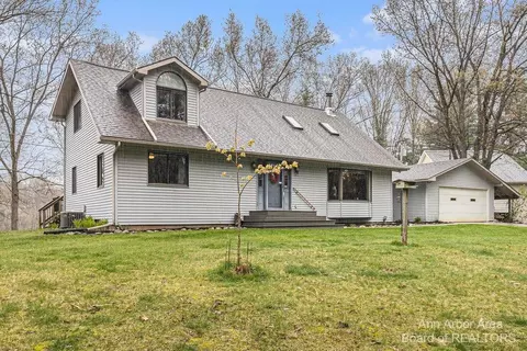10260 Stinchfield Woods Rd, Pinckney, MI 48169