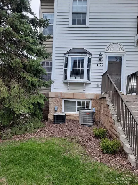 1101 Freesia Ct, Ann Arbor, MI 48105