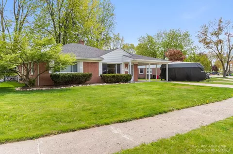 11360 W Clement Cir, Livonia, MI 48150