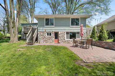11101 Silver Dr, Whitmore Lake, MI 48189