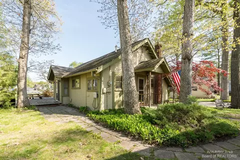 10437 Hickory Dr, Pinckney, MI 48169