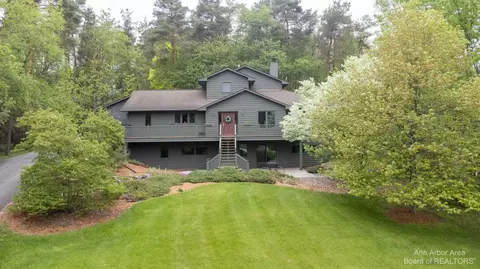 3924 E Pineview Dr, Dexter, MI 48130