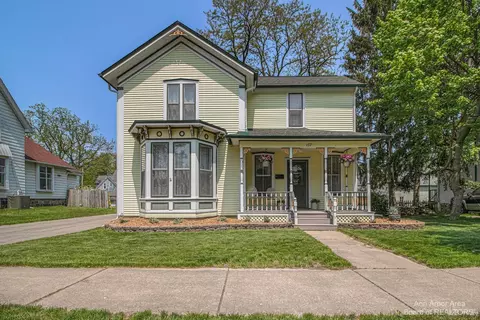 157 E Summit St, Chelsea, MI 48118