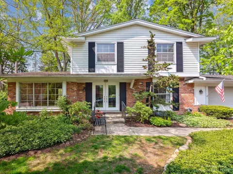 6864 Woodside Trl, West Bloomfield, MI 48322