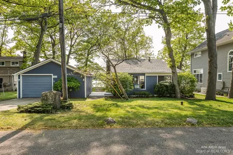 3900 Highcrest Dr, Brighton, MI 48116
