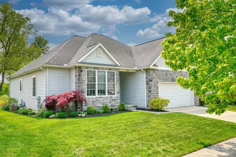 641 Creekside Ct #15, Chelsea, MI 48118