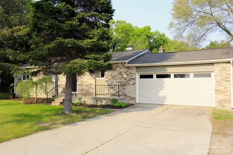 8265 Fieldcrest, Brighton, MI 48116