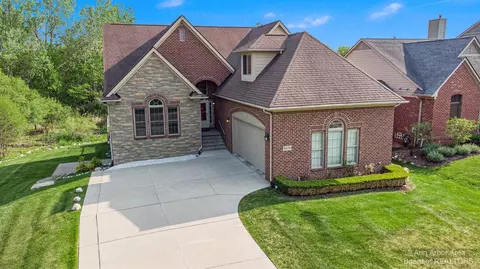 5476 Pinnacle Ct, Ann Arbor, MI 48108