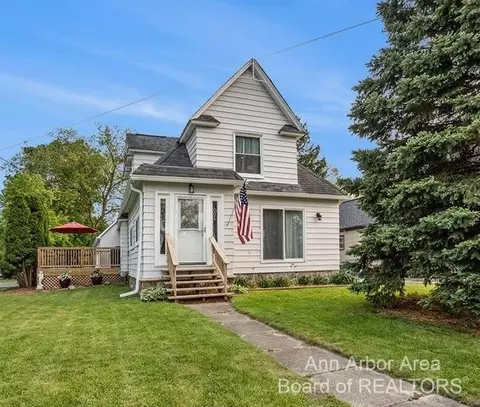24 E Shore Dr, Whitmore Lake, MI 48189