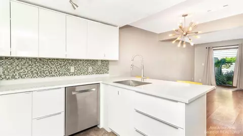 758 Watersedge Dr, Ann Arbor, MI 48105 photo 5