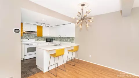 758 Watersedge Dr, Ann Arbor, MI 48105 photo 4