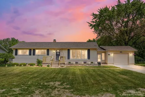 2967 Chrysler Dr, Bay City, MI 48706