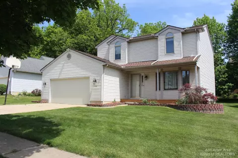 478 Woodland Dr, Saline, MI 48176
