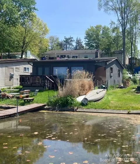 2561 Melvin Rd, Pinckney, MI 48169