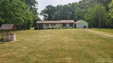 11669 Pleasant Shore Dr, Manchester, MI 48158