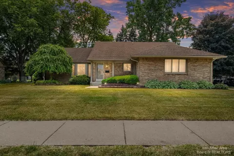 15676 Swathmore Ln, Livonia, MI 48154