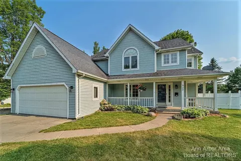 922 Main St, Fenton, MI 48430