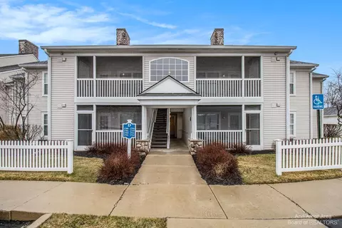 2714 S Knightsbridge Cir, Ann Arbor, MI 48105