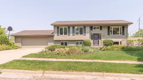 496 Hollywood Dr, Saline, MI 48176