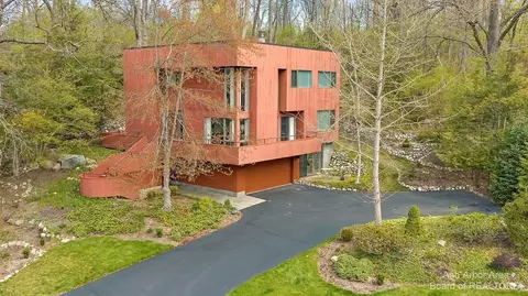 820 Watershed Dr, Ann Arbor, MI 48105