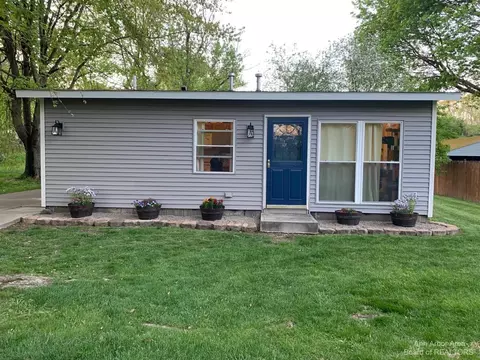 10543 9 Mile Rd, Whitmore Lake, MI 48189