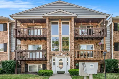 1215 Shoemaker Dr, Westland, MI 48185