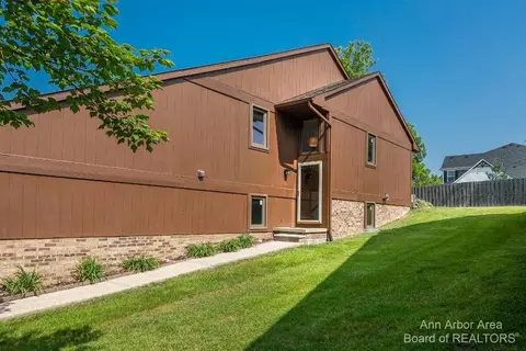 543 Echo Ct, Saline, MI 48176 photo 3