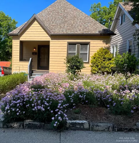 815 Hillcrest Dr, Ann Arbor, MI 48103