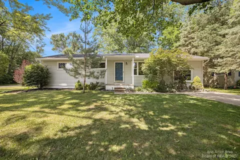 46942 Lauren Ct, Van Buren, MI 48111