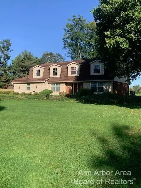 3544 Surrey Dr, Saline, MI 48176 photo 2