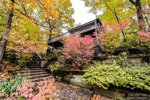 353 Lake Park Ln, Ann Arbor, MI 48103