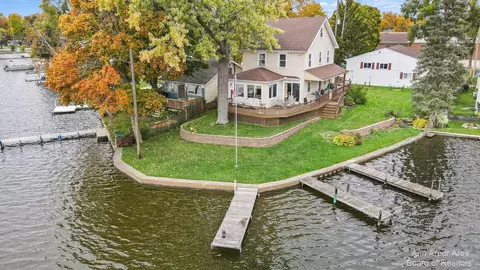 201 N Lakeside Dr, Michigan Center, MI 49254