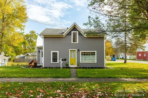 217 Cogshall St, Holly, MI 48442