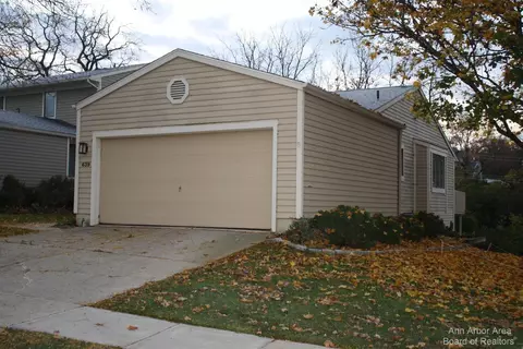 639 Woodcreek Ct, Saline, MI 48176