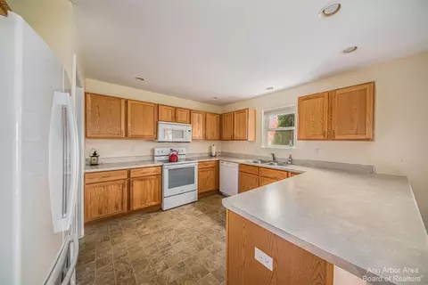 574 Ridge Ln, Tecumseh, MI 49286 photo 9