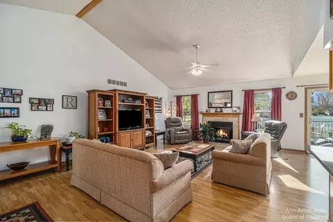 587 Berkshire Dr, Saline, MI 48176 photo 7