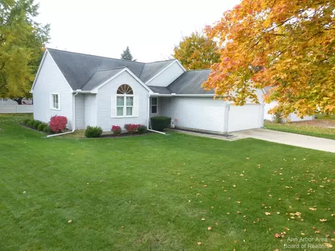 587 Berkshire Dr, Saline, MI 48176 photo 5