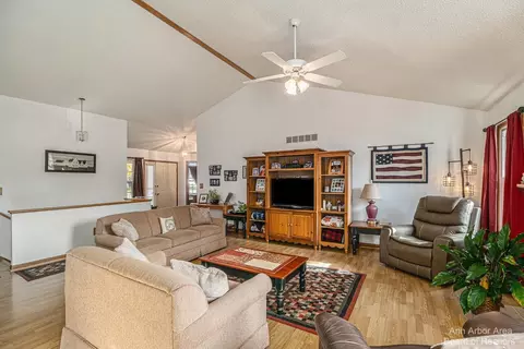 587 Berkshire Dr, Saline, MI 48176 photo 8