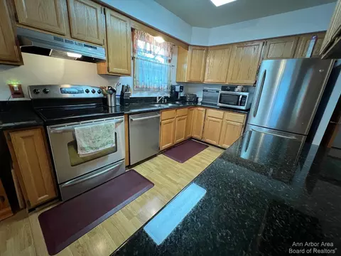 587 Berkshire Dr, Saline, MI 48176 photo 13