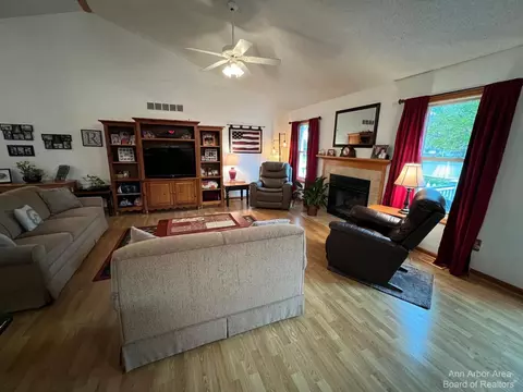 587 Berkshire Dr, Saline, MI 48176 photo 9