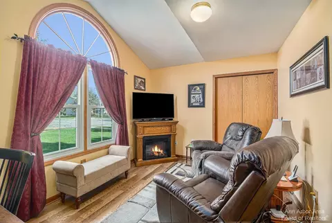 587 Berkshire Dr, Saline, MI 48176 photo 20