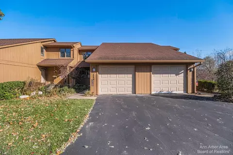 7710 Cottonwood Ln, Dexter, MI 48130