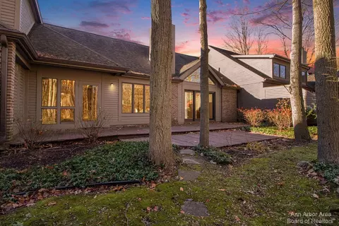 4576 Cottonwood Dr, Ann Arbor, MI 48108