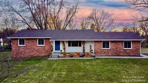 8750 Coyle Dr, Pinckney, MI 48169