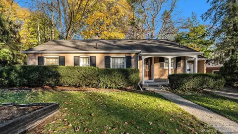 2 Ruthven Pl, Ann Arbor, MI 48104