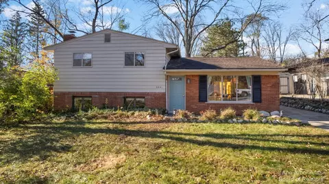 2241 Hilldale Dr, Ann Arbor, MI 48105