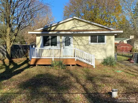 11869 Maxfield Blvd, Hartland, MI 48353