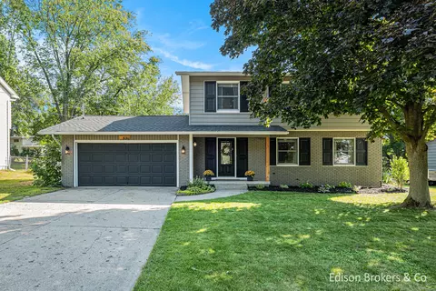 8282 Atlanta Dr NE, Rockford, MI 49341