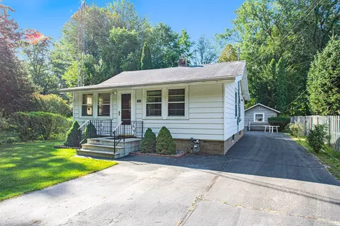 6404 E Lake Ln, Sawyer, MI 49125