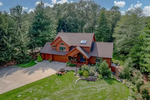 2465 Cross Country Dr, Kalamazoo, MI 49009